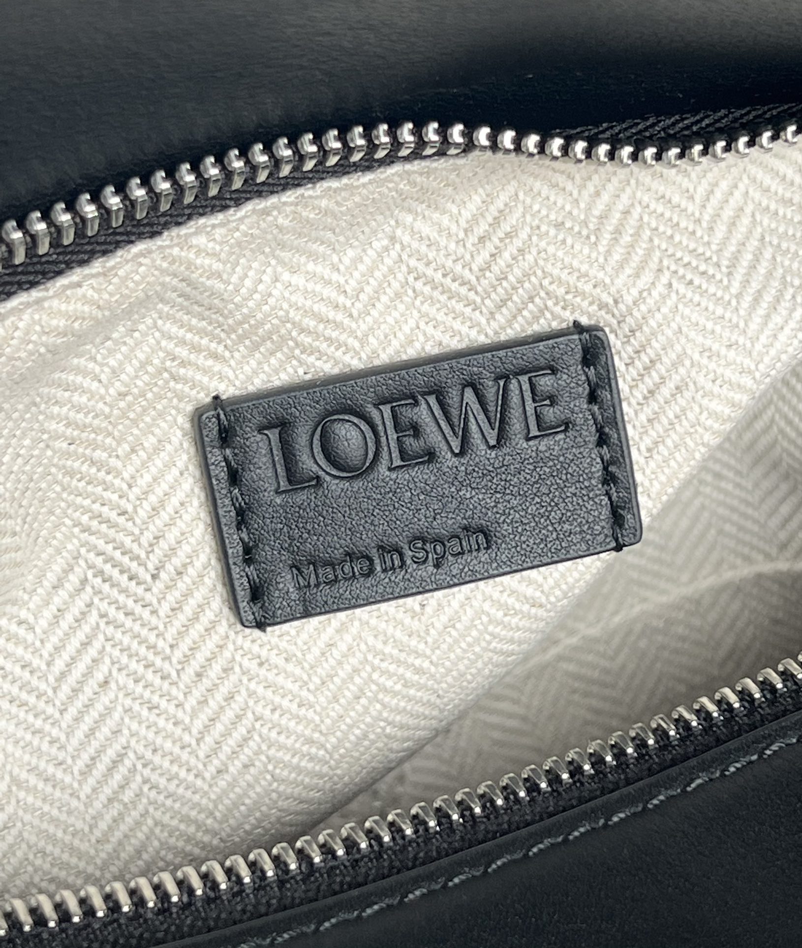 Loewe Medium Puzzle Bag in Classic Calfskin Black